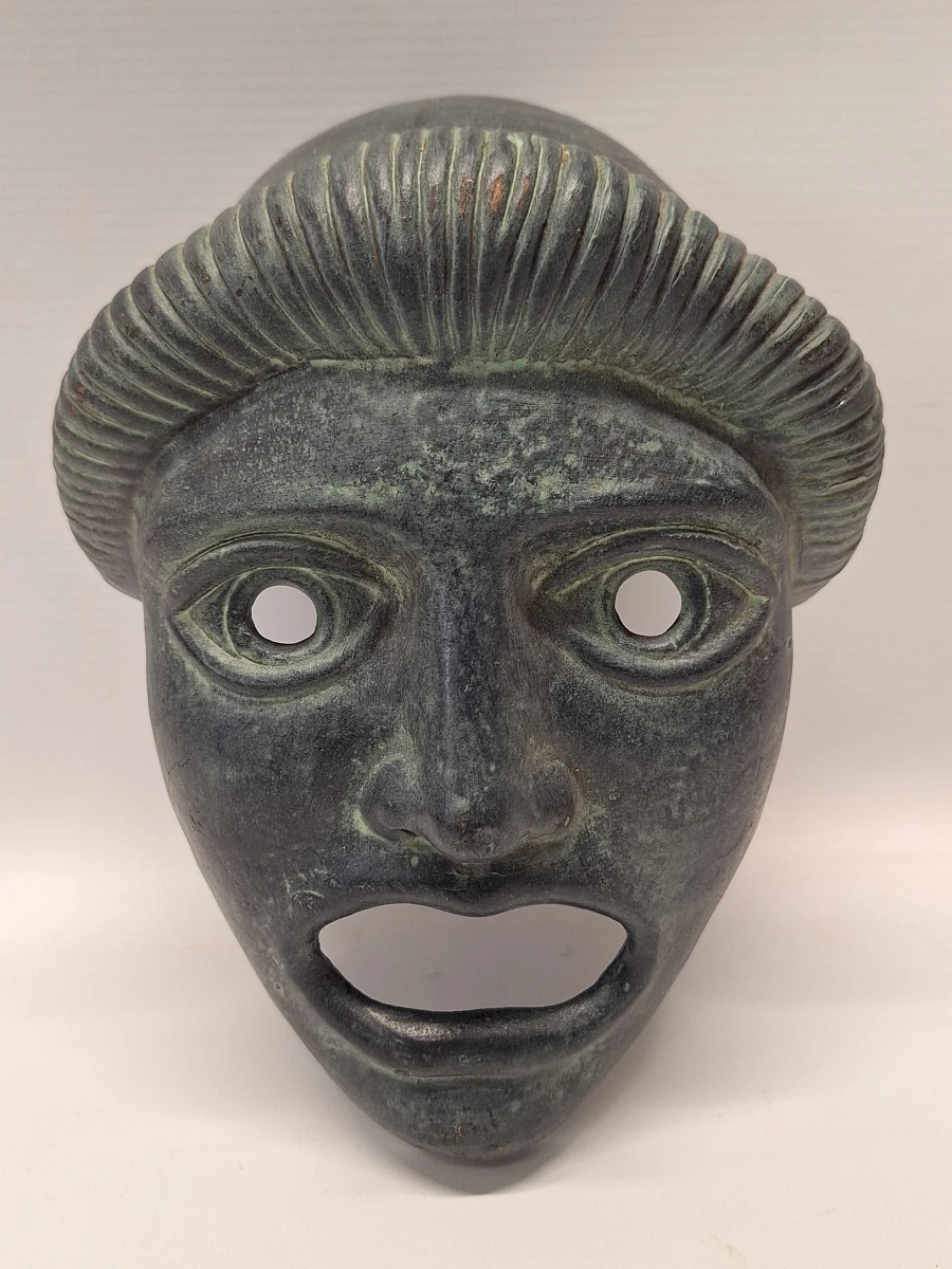 Paar ambachtelijk gemaakte klassieke Griekse theatermaskers, terracotta met een karakteristieke groen/zwarte patine. - foto 8
