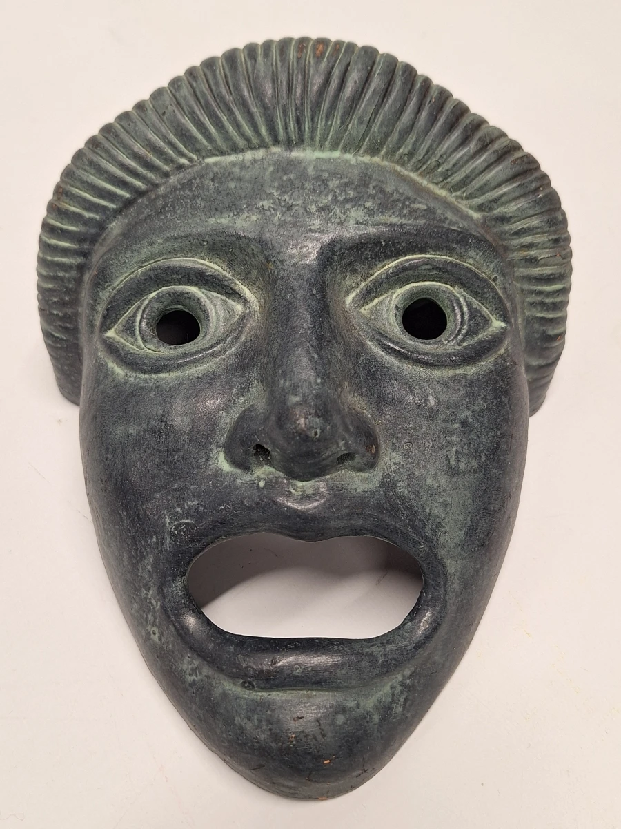 Paar ambachtelijk gemaakte klassieke Griekse theatermaskers, terracotta met een karakteristieke groen/zwarte patine. - foto 10