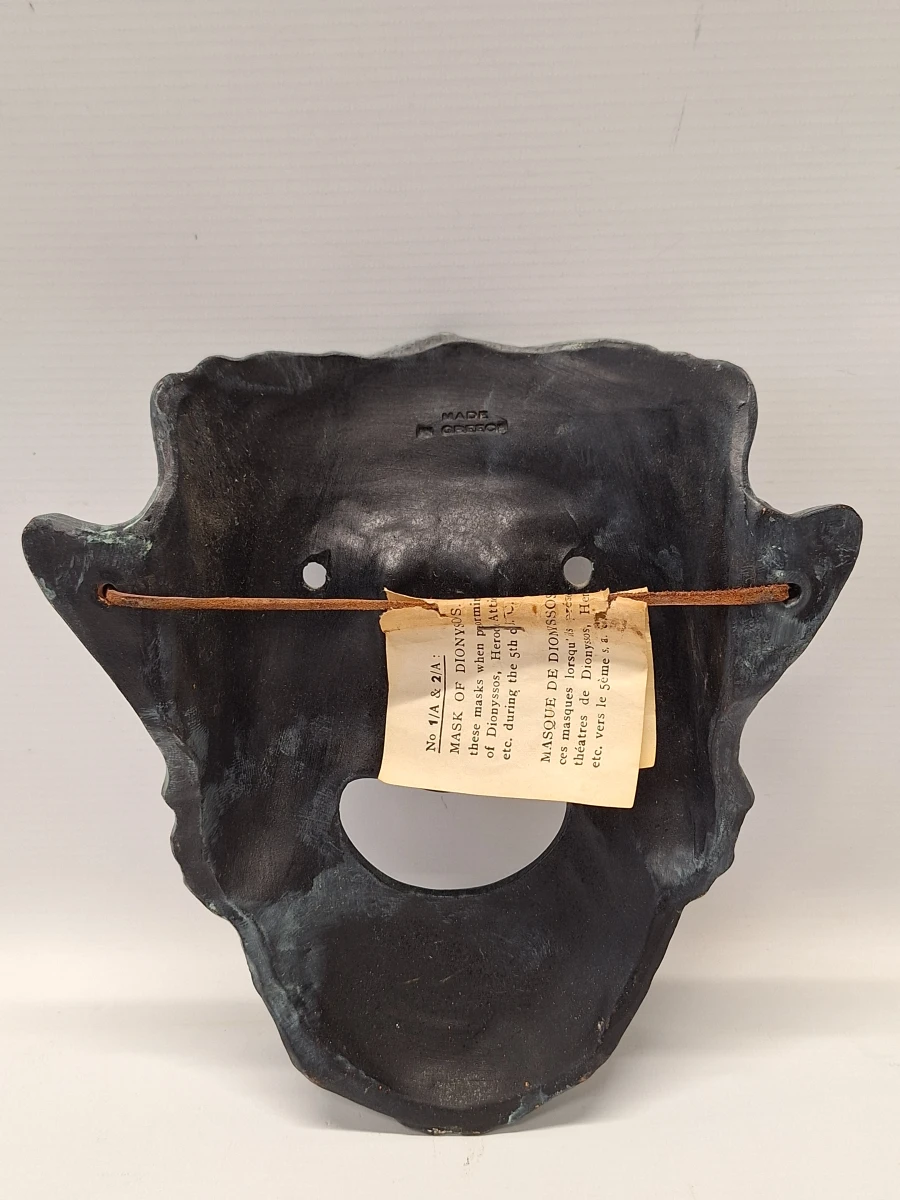 Paar ambachtelijk gemaakte klassieke Griekse theatermaskers, terracotta met een karakteristieke groen/zwarte patine. - foto 4