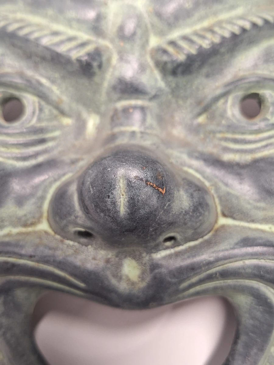 Paar ambachtelijk gemaakte klassieke Griekse theatermaskers, terracotta met een karakteristieke groen/zwarte patine. - foto 3
