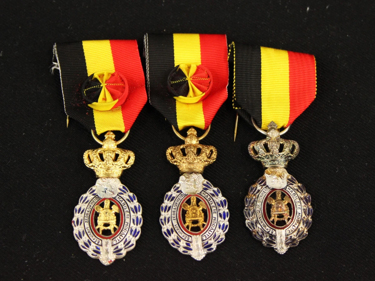 Set van 8 militaire medailles - foto 2