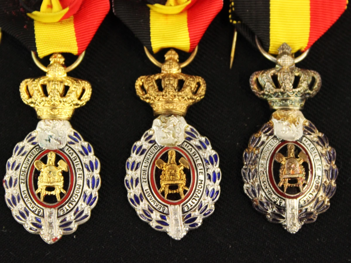 Set van 8 militaire medailles - foto 3