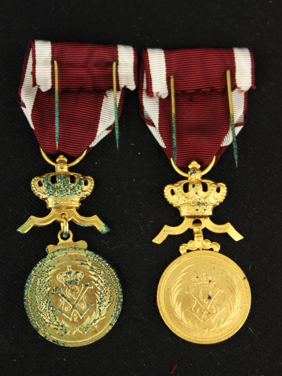 Set van 8 militaire medailles - foto 7