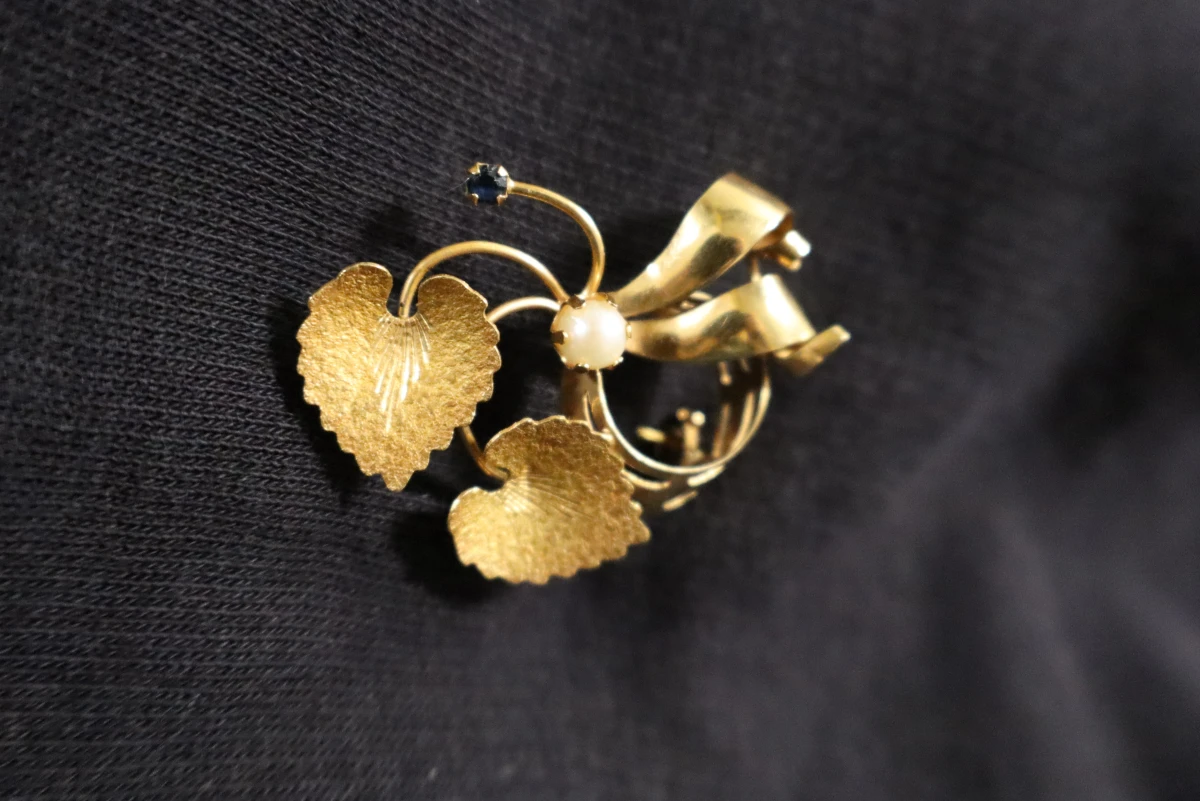 14 kt Gouden broche met parel en blauwe accentsteen - foto 4