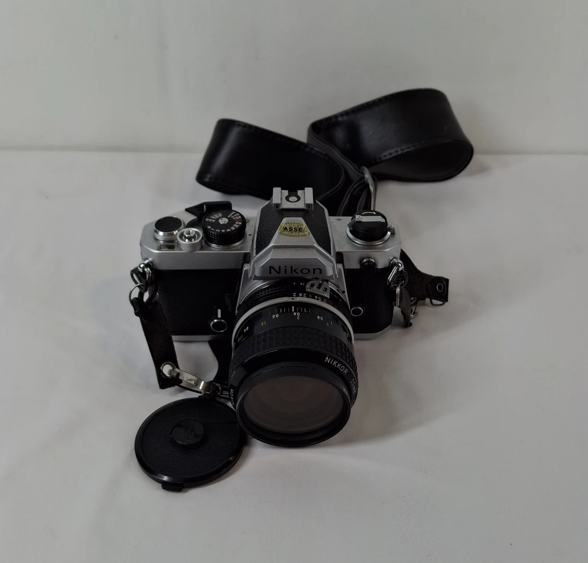 Nikon FM analoge spiegelreflexcamera met lens en draagriem - foto 2
