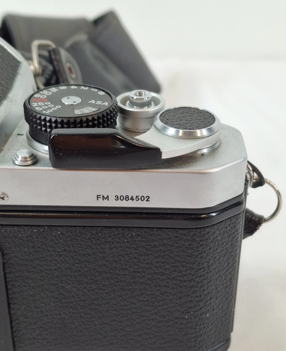 Nikon FM analoge spiegelreflexcamera met lens en draagriem - foto 4