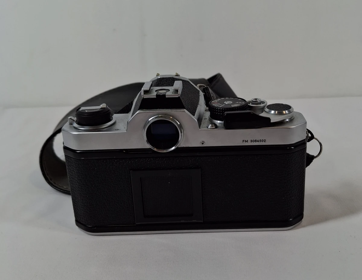 Nikon FM analoge spiegelreflexcamera met lens en draagriem - foto 3