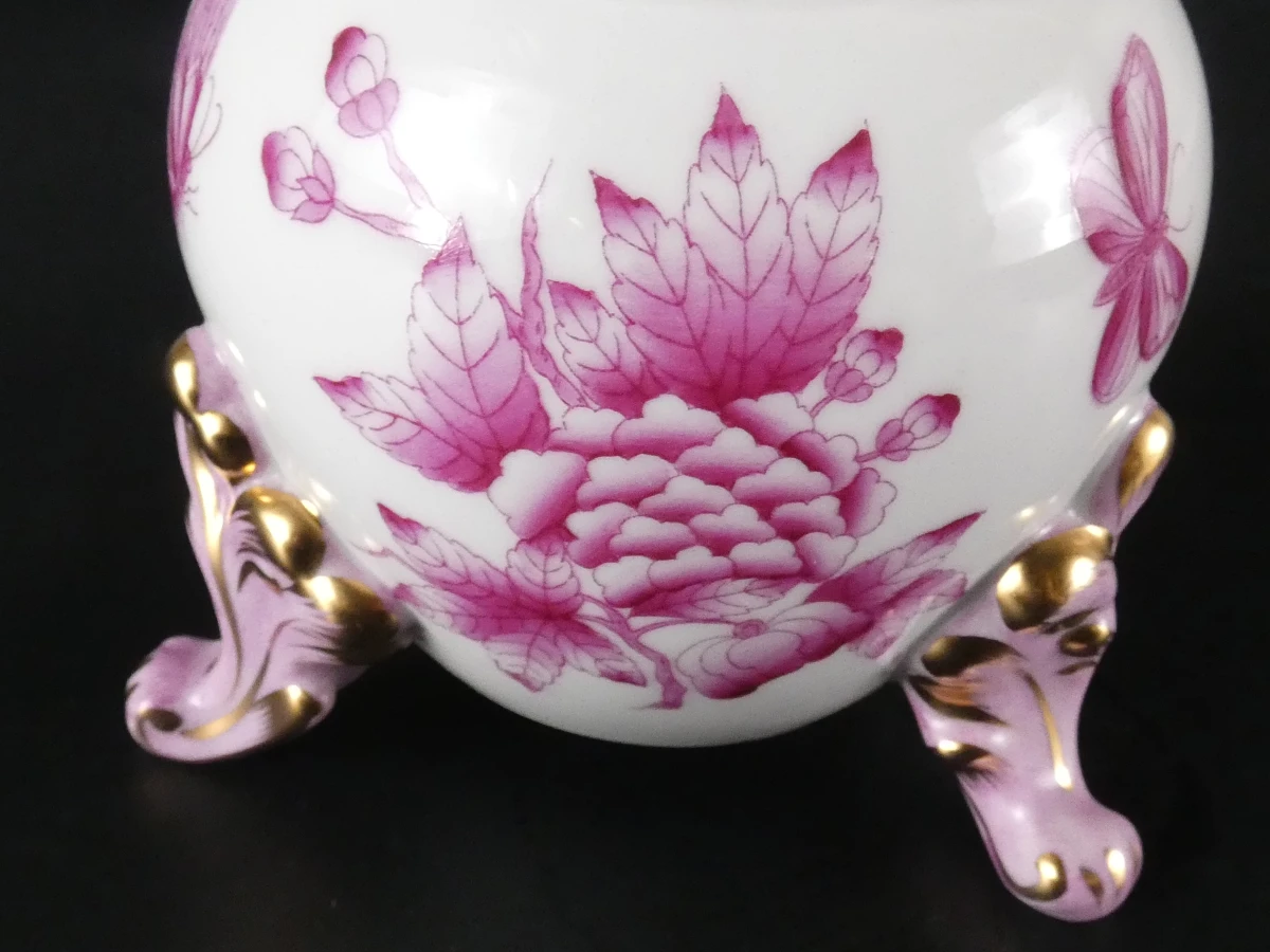 Decoratieve porseleinen vaas met bloemen en vlinder - foto 4