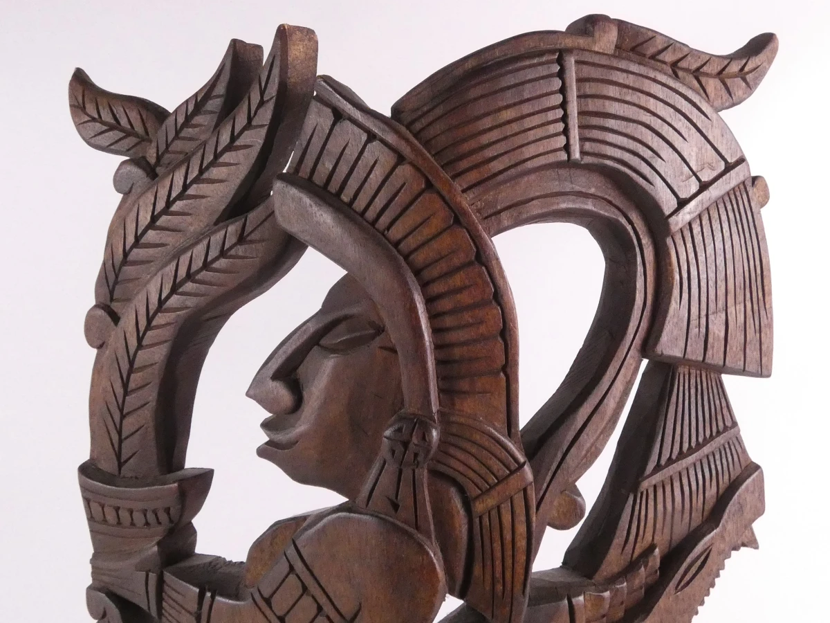 Handgesneden houten wanddecoratie met masker en figuur - foto 2
