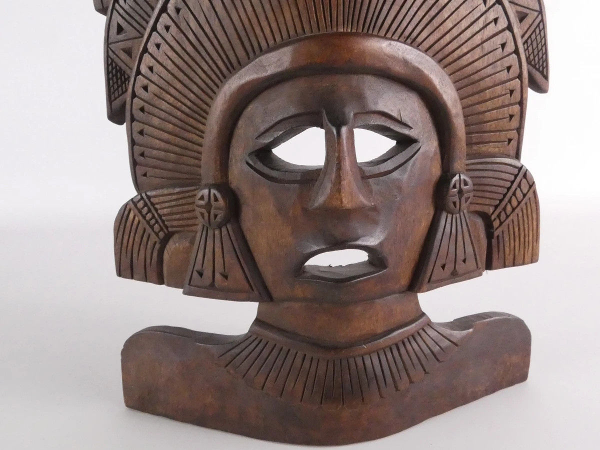 Handgesneden houten wanddecoratie met masker en figuur - foto 4