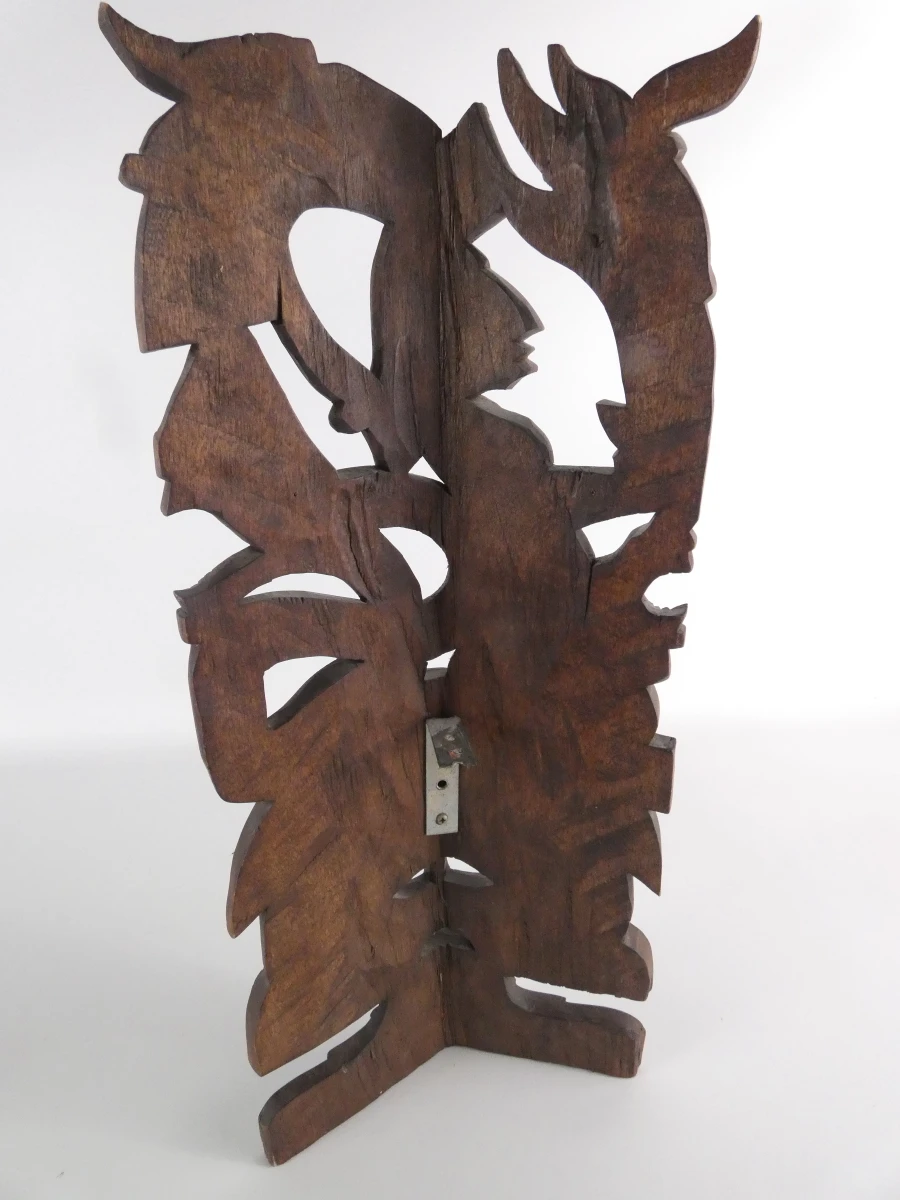 Handgesneden houten wanddecoratie met masker en figuur - foto 5