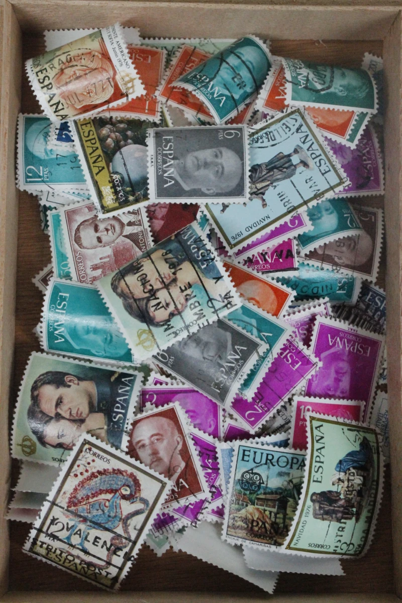 Diverse postzegels in decoratieve sigarendoos - foto 4