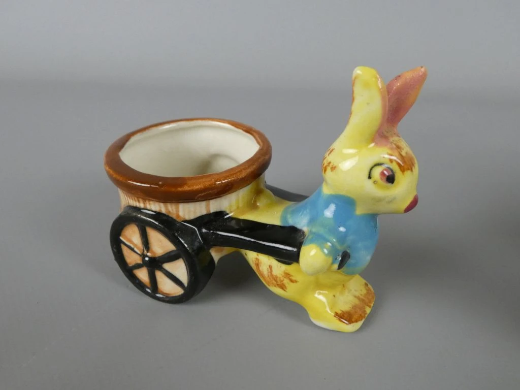 Set van drie vintage keramische konijntjes met karretjes - foto 3