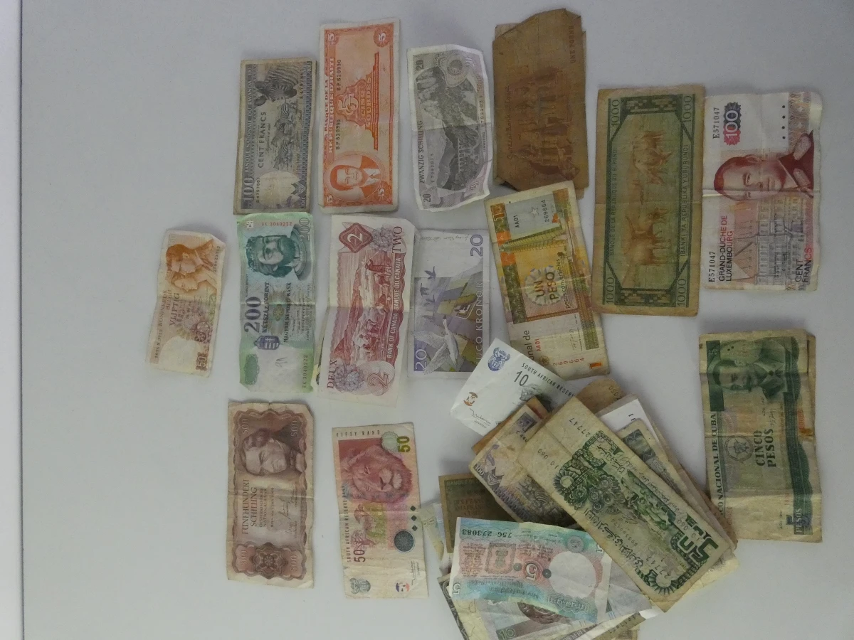 Verzameling oude buitenlandse bankbiljetten - foto 2