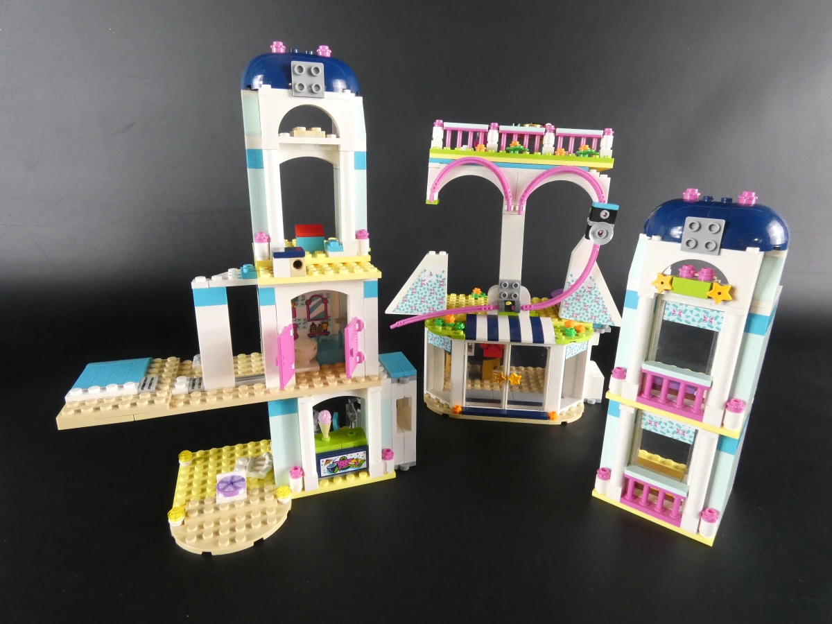 Twee LEGO sets - Friends Heartlake City Resort & Belville Witch’s Cottage - foto 12
