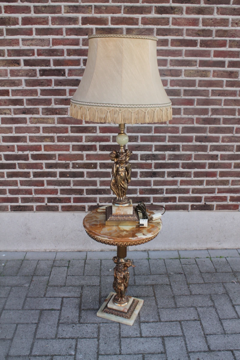 Antieke lamp met marmeren tafeltje en klassieke figuren - foto 2
