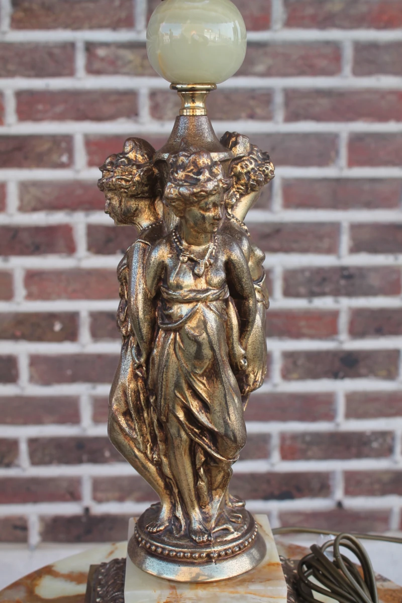 Antieke lamp met marmeren tafeltje en klassieke figuren - foto 3