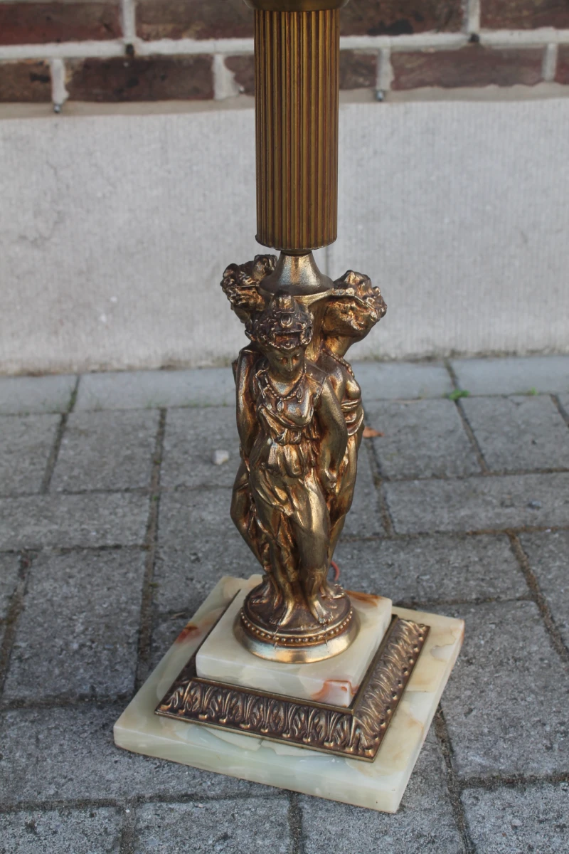 Antieke lamp met marmeren tafeltje en klassieke figuren - foto 6