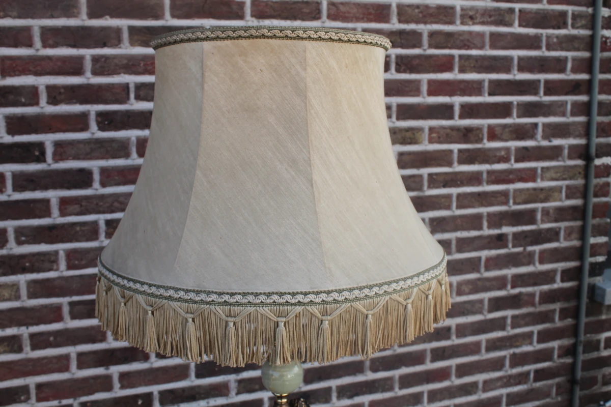 Antieke lamp met marmeren tafeltje en klassieke figuren - foto 4