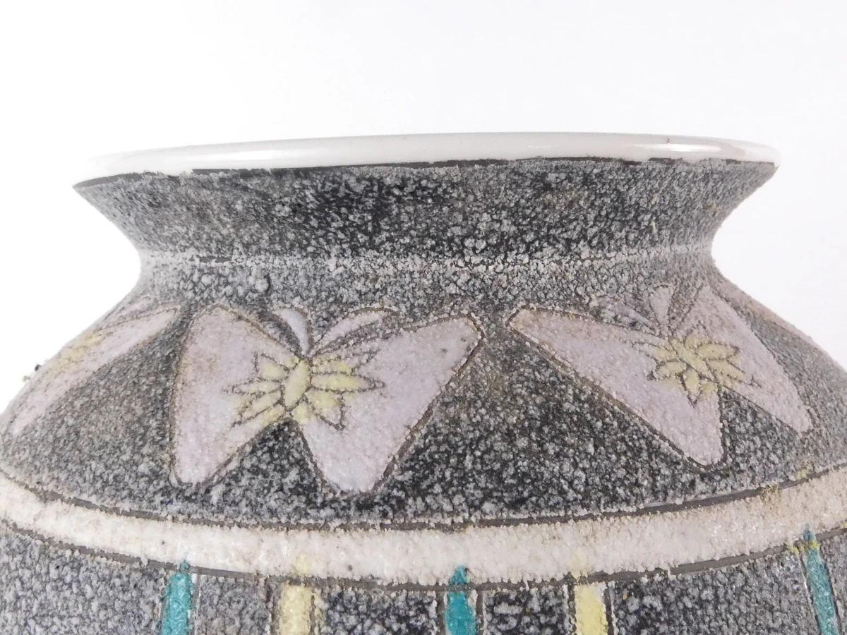 Vintage keramische vaas – handgeschilderd vlinderdecor met kleurrijke geometrische motieven - foto 3