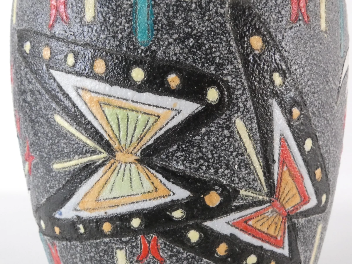 Vintage keramische vaas – handgeschilderd vlinderdecor met kleurrijke geometrische motieven - foto 5