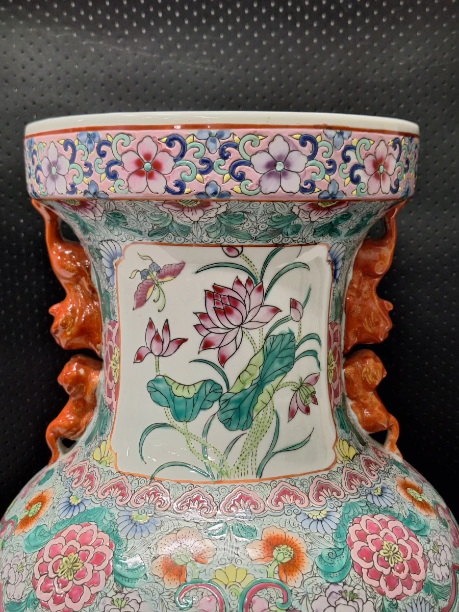 Grote Chinese porseleinen vaas, gedecoreerd in de traditionele Famille Rose-stijl - foto 5