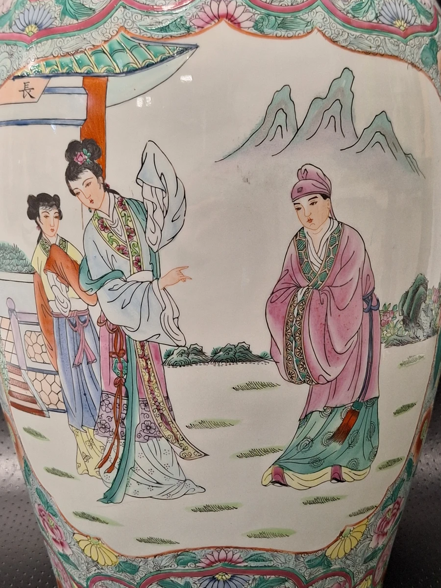 Grote Chinese porseleinen vaas, gedecoreerd in de traditionele Famille Rose-stijl - foto 3