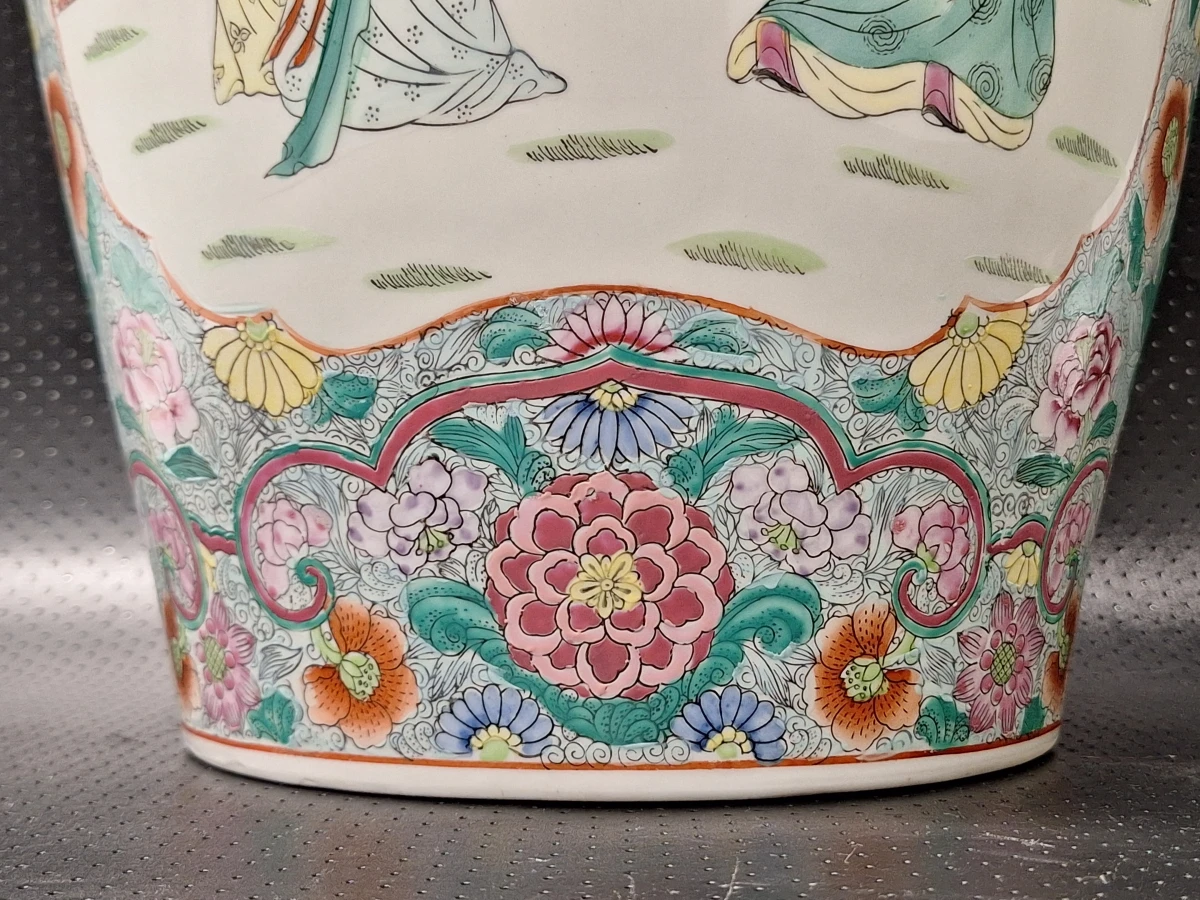 Grote Chinese porseleinen vaas, gedecoreerd in de traditionele Famille Rose-stijl - foto 2