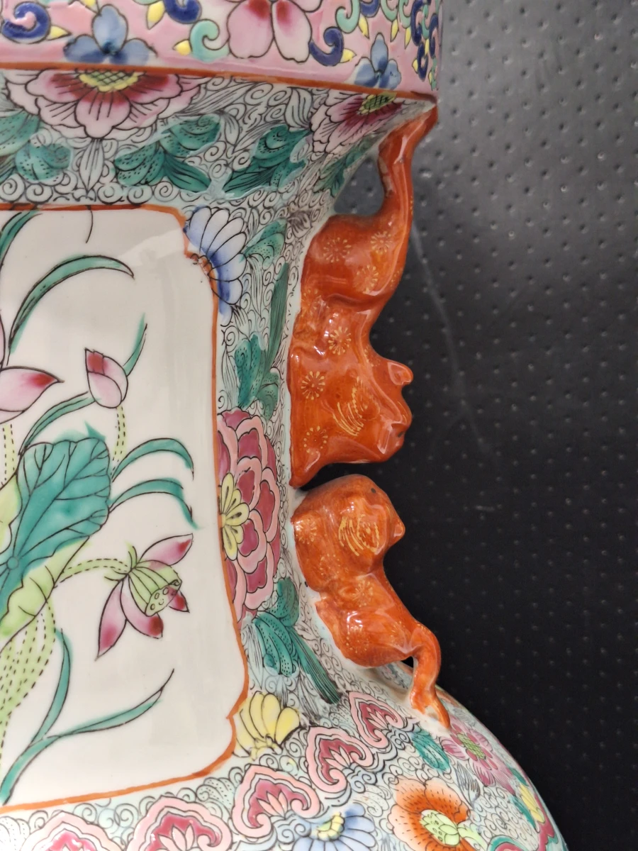 Grote Chinese porseleinen vaas, gedecoreerd in de traditionele Famille Rose-stijl - foto 7