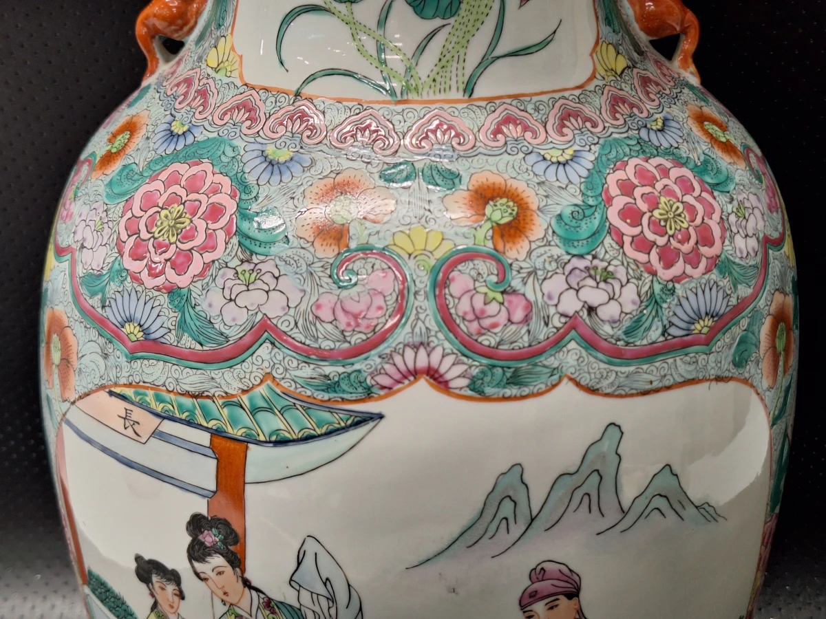 Grote Chinese porseleinen vaas, gedecoreerd in de traditionele Famille Rose-stijl - foto 4