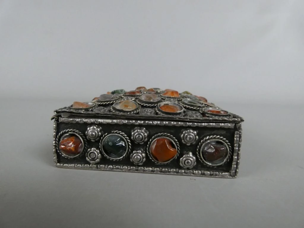 Decoratief sieradendoosje met gekleurde stenen - foto 5