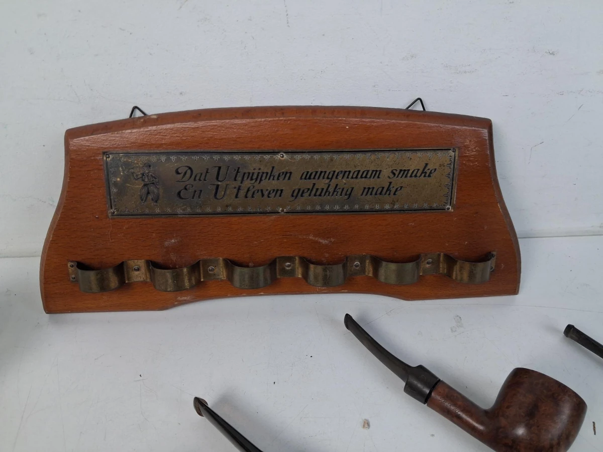 Verzameling van klassieke tabakspijpen en rokersaccessoires - foto 2
