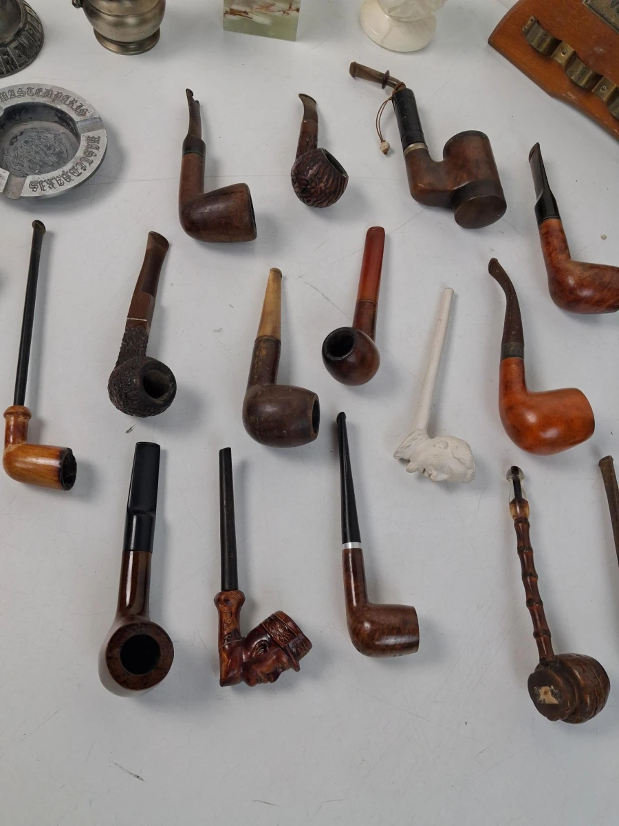 Verzameling van klassieke tabakspijpen en rokersaccessoires - foto 5