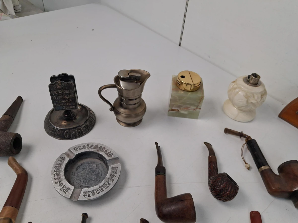 Verzameling van klassieke tabakspijpen en rokersaccessoires - foto 3