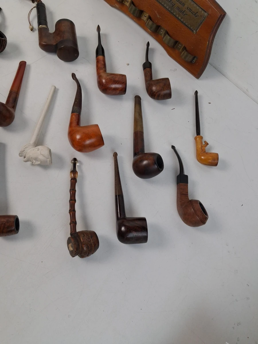 Verzameling van klassieke tabakspijpen en rokersaccessoires - foto 6