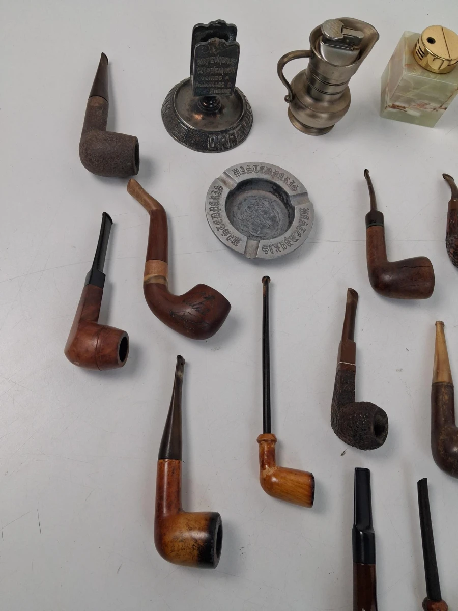 Verzameling van klassieke tabakspijpen en rokersaccessoires - foto 4
