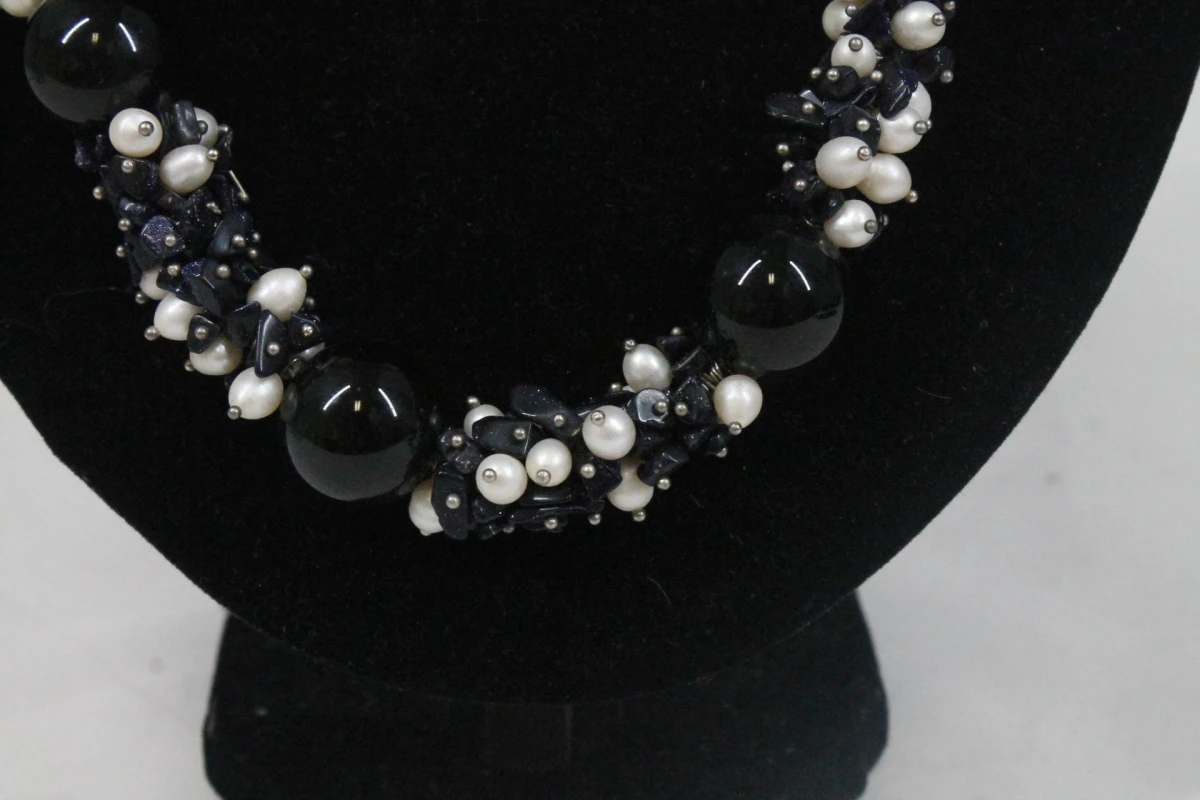 Sierlijke ketting met zwarte en witte kralen - foto 3