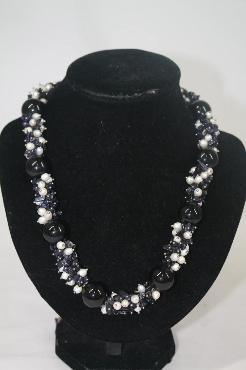 Sierlijke ketting met zwarte en witte kralen - foto 2