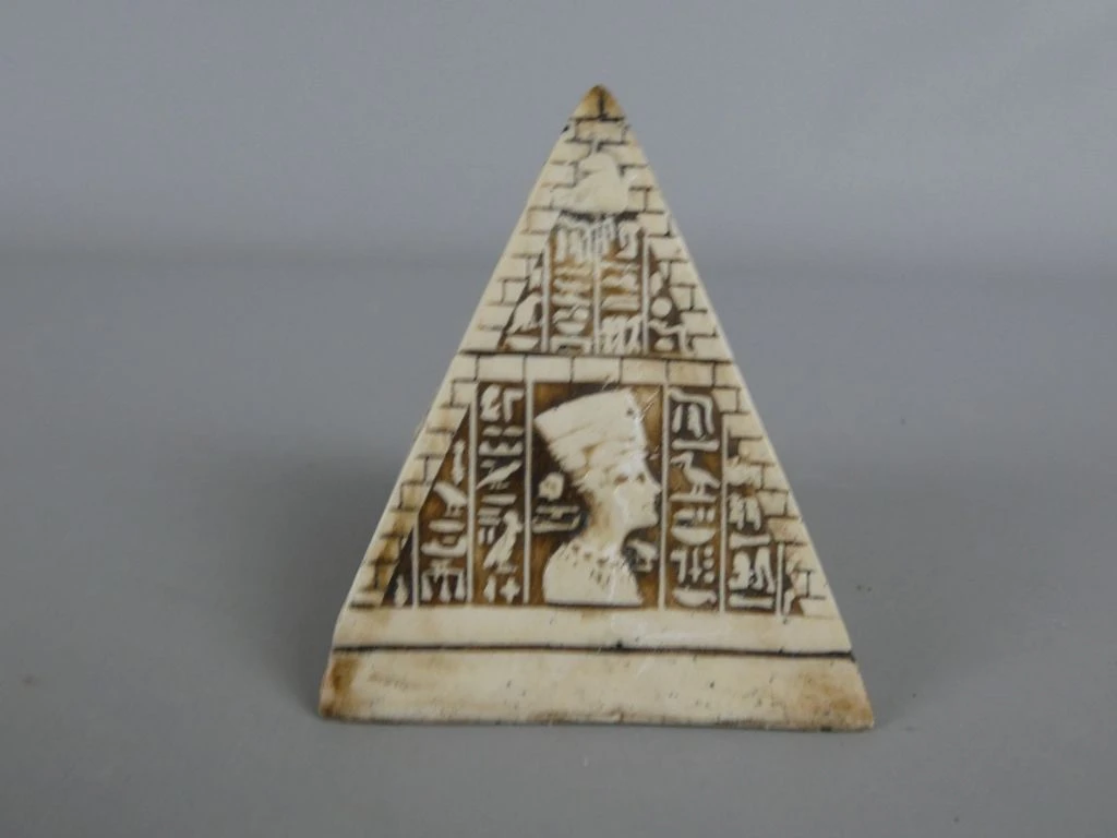 Decoratieve piramide met Egyptische hiërogliefen - foto 2