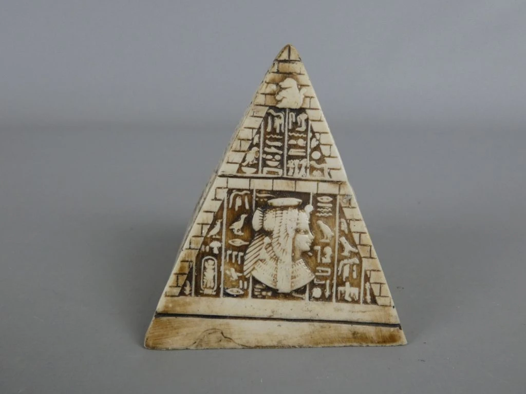 Decoratieve piramide met Egyptische hiërogliefen - foto 3