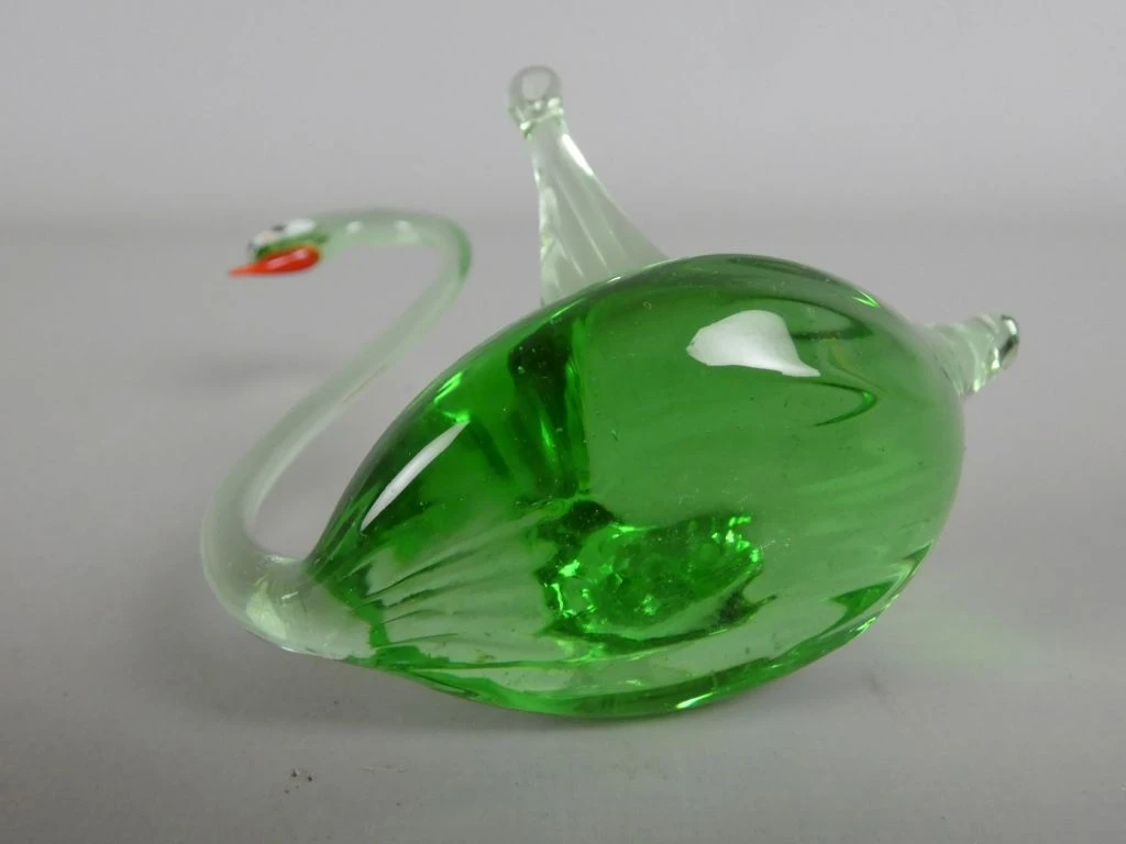 Glazen beeldje van een zwaan met groene buik - foto 3