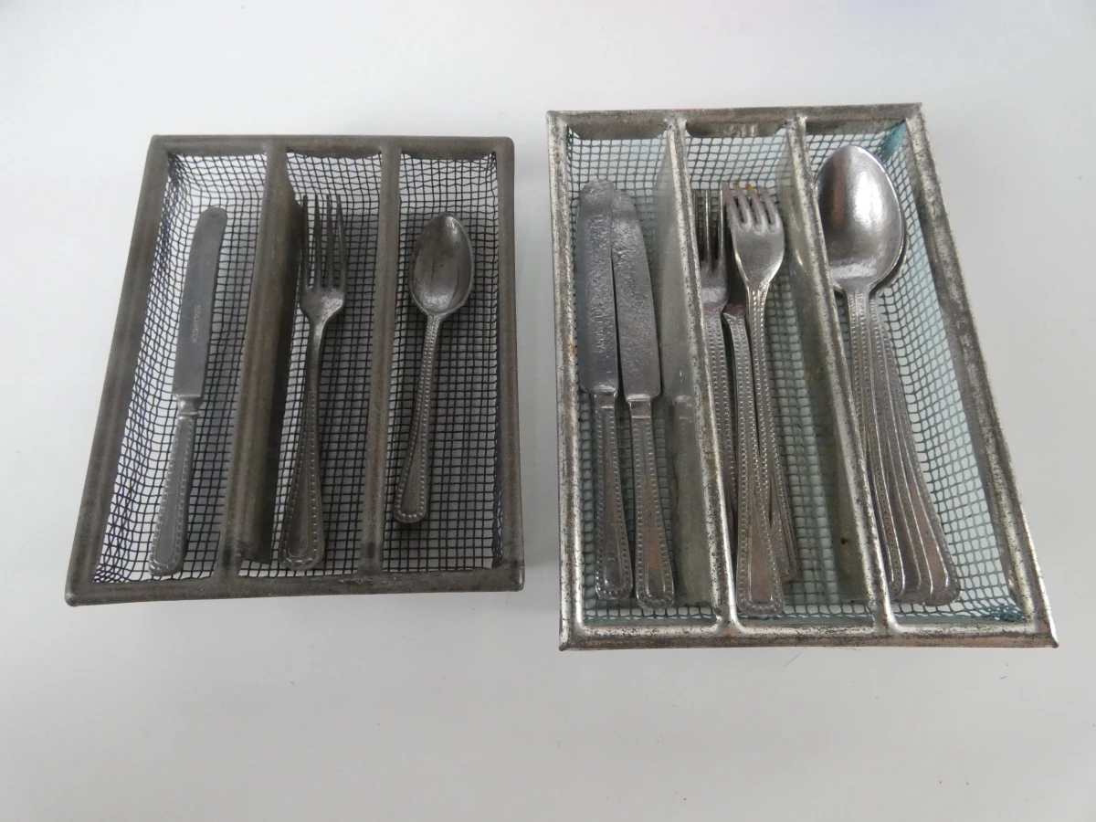 Vintage speelgoedkeuken lot met kinderbestek en keukengerei. - foto 2