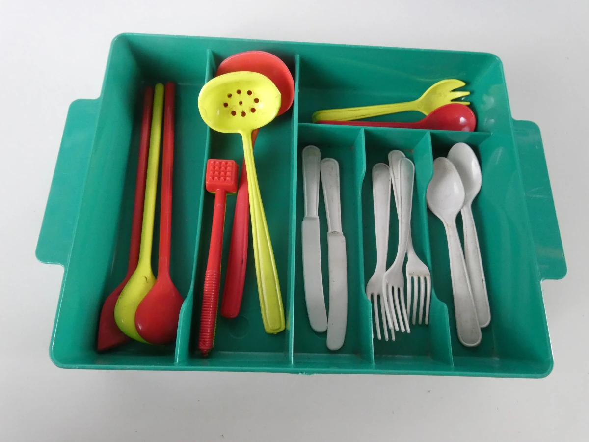 Vintage speelgoedkeuken lot met kinderbestek en keukengerei. - foto 3
