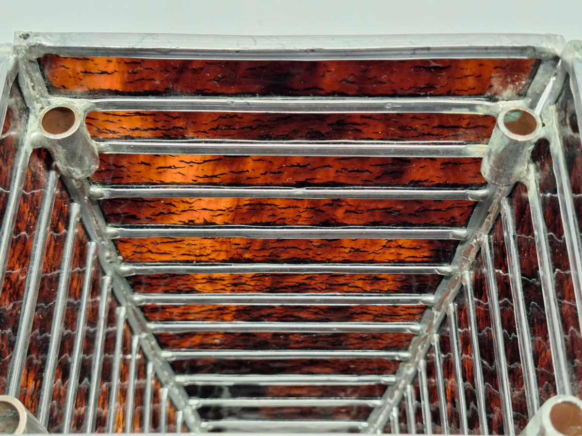 Ambachtelijke glas-in-lood tafellamp met donkerrood reliëfglas - Brutalistische stijl - foto 11