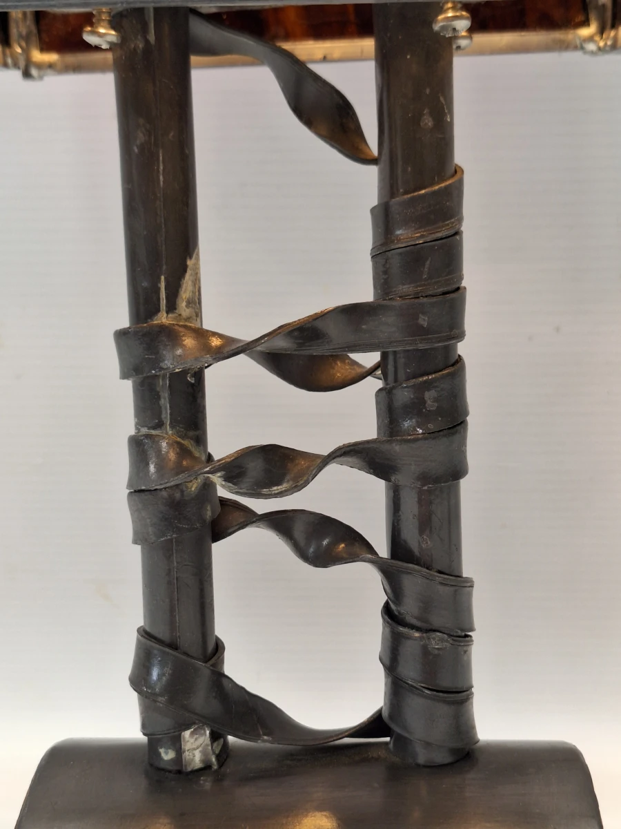 Ambachtelijke glas-in-lood tafellamp met donkerrood reliëfglas - Brutalistische stijl - foto 3