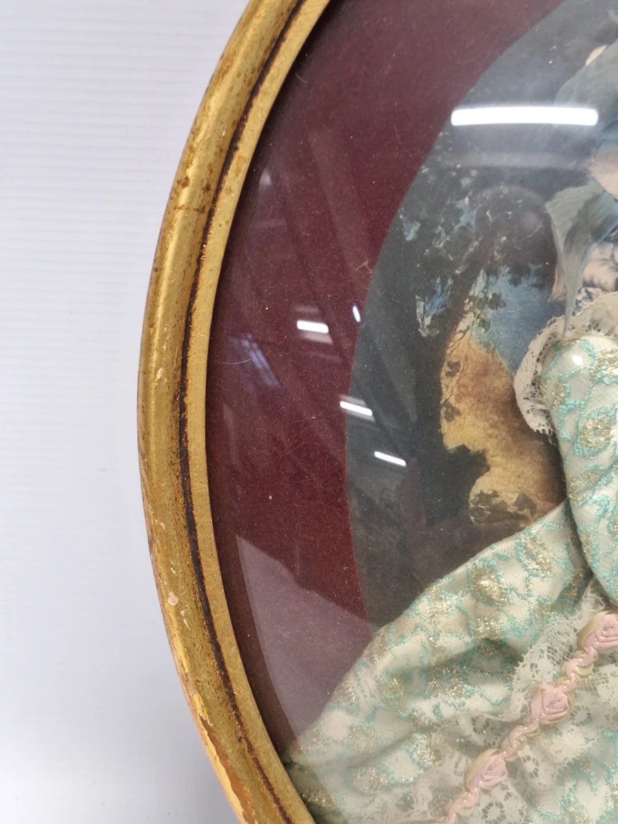 Set van 2 antieke ovalen 3D diorama kijkkasten / textielschilderijen in vergulde lijsten - foto 17