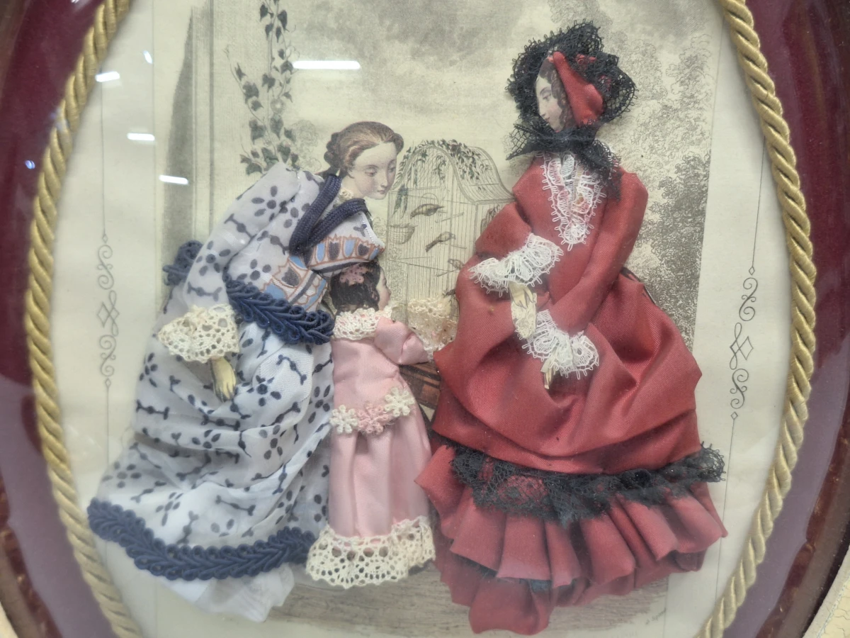 Set van 2 antieke ovalen 3D diorama kijkkasten / textielschilderijen in vergulde lijsten - foto 9