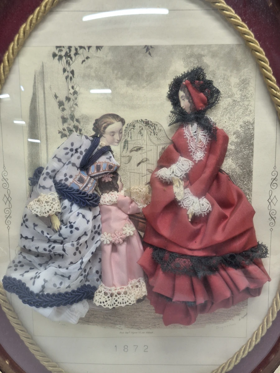 Set van 2 antieke ovalen 3D diorama kijkkasten / textielschilderijen in vergulde lijsten - foto 4