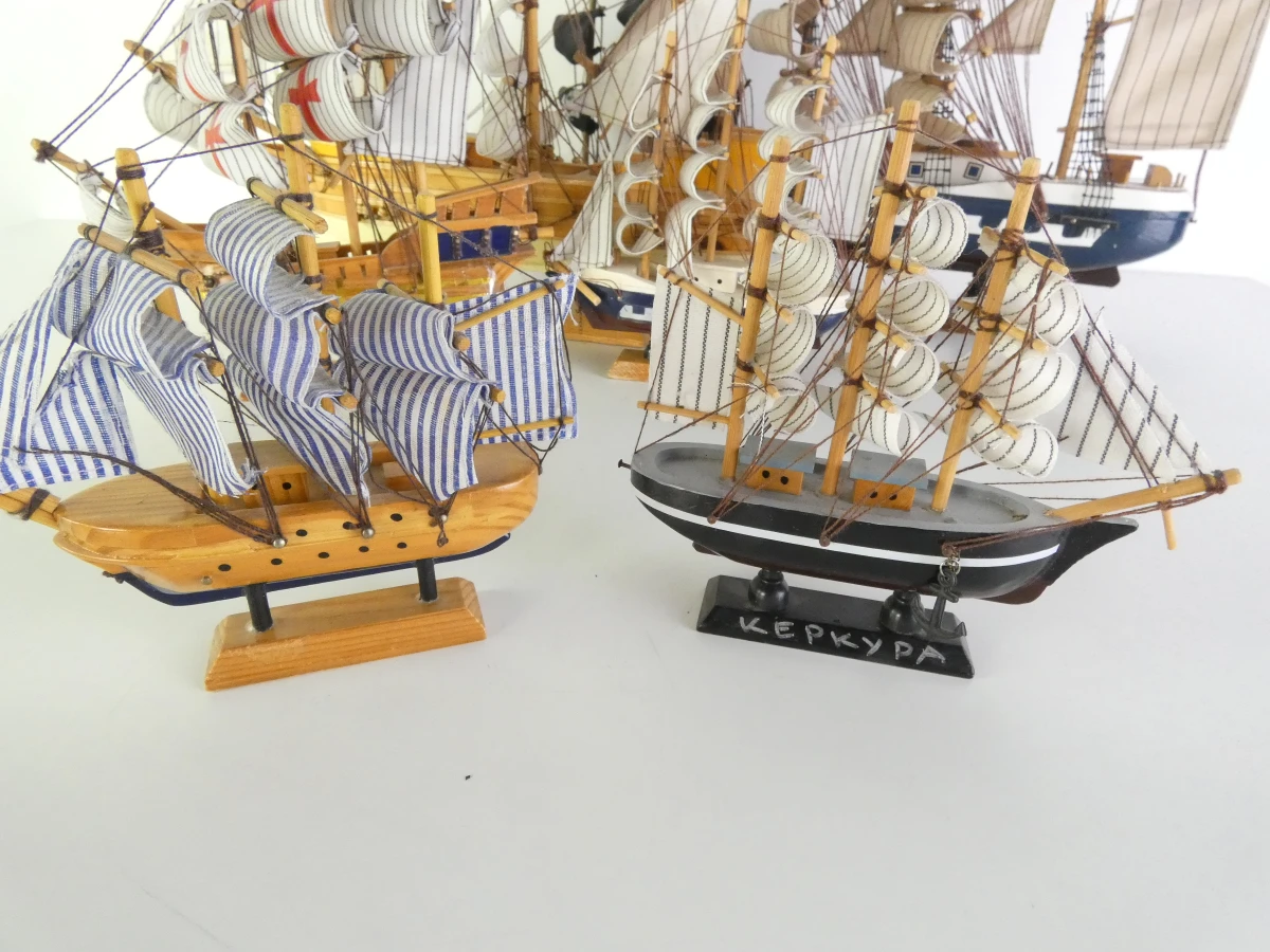 Set van 7 decoratieve houten modelzeilschepen - foto 2