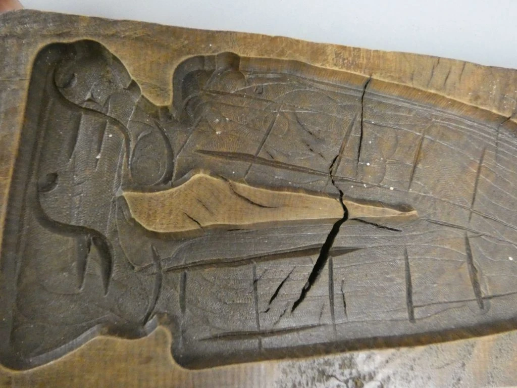 Houten mal met figuur en scheuren - foto 4